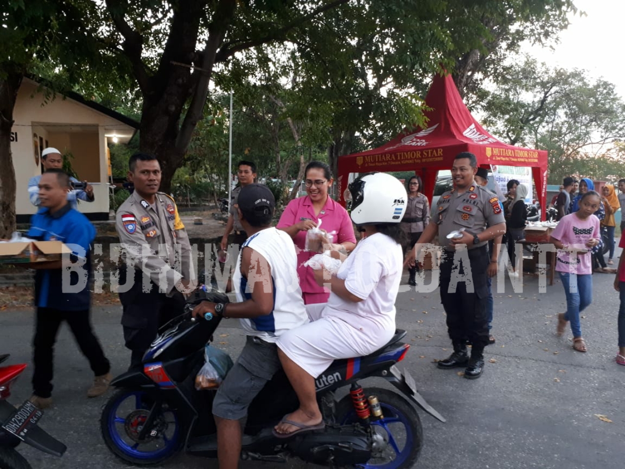 Semarak Ramadhan, Polsek Kelapa Lima Bagi Takjil Gratis ke Pengendara