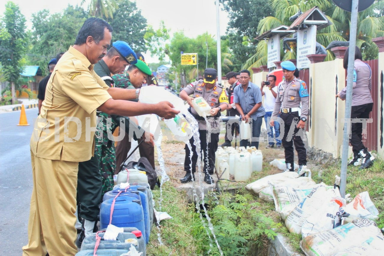 Songsong Hari Raya Idul Fitri 1440 H tahun 2019, Polres Sumba Timur Gelar Pemusnahan BB Miras