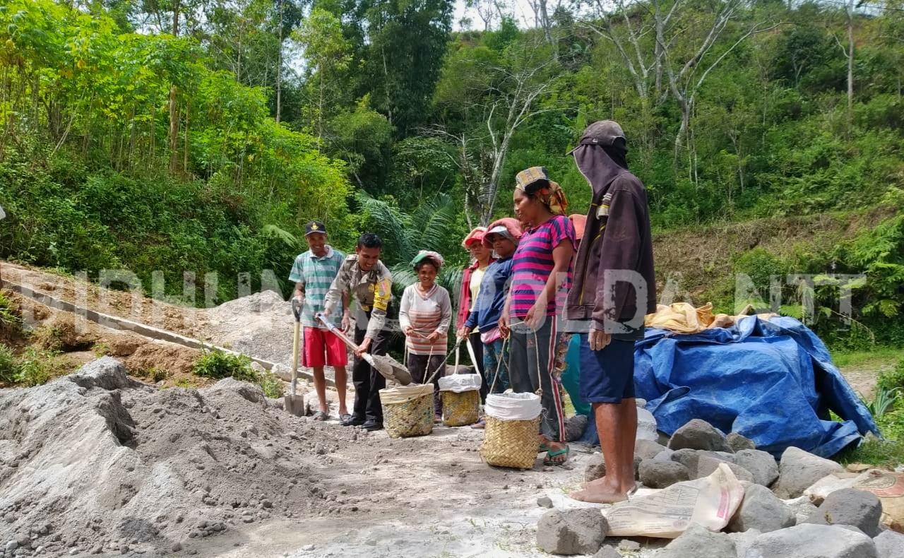 Bhabinkamtibmas Polres Manggarai Bantu Warga Buat Jalan Setapak