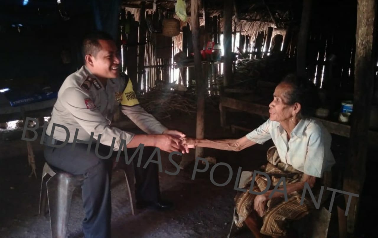 Bhabinkamtibmas Polres Rote Ndao Memberikan Bantuan Sembako Kepada Nenek Lansia