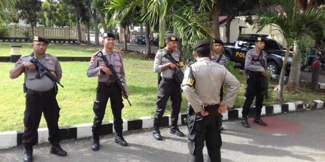 Satsabhara Polres Mabar Amankan Sidang Lapangan PN Labuan Bajo di Wae Cicu