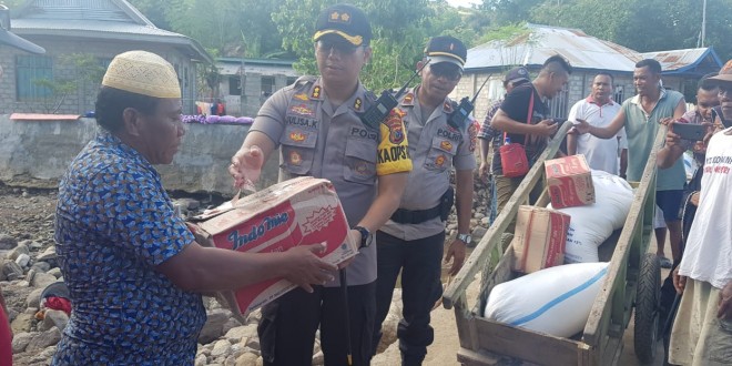 Polres Mabar dan Pemda Mabar Serahkan Bantuan Untuk Korban Banjir di Pulau Komodo