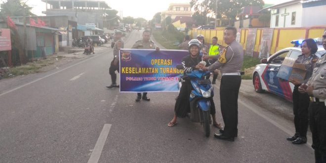 Bagikan Takjil, Satlantas Polres TTS Sosialisasi Kamseltibcarlantas