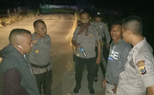 Personel Polres Mabar Amankan Pemuda yang Sedang Mengkomsumsi Miras