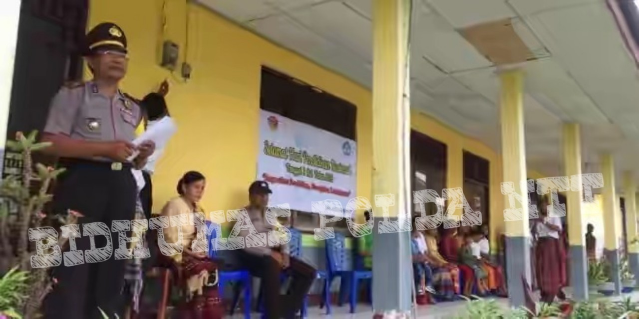 Peringatan Hardiknas, Kapolsek Raihat Pimpin Upacara Bendera di SMKN Haekesak