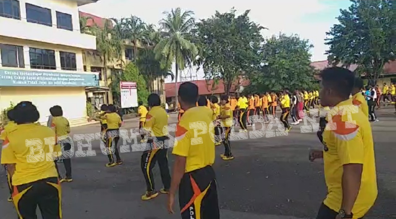 Jaga Kesehatan dan Kebugaran, Personel Polda NTT Lakukan Olahraga Bersama