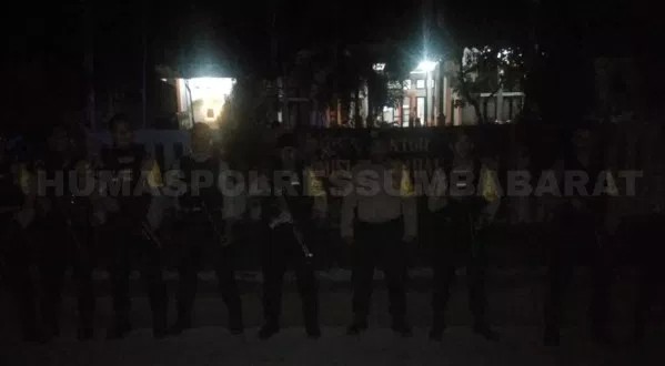 Personel Polres Sumba Barat Pantau Pleno pada KPUD Sumba Barat dan Sumba Barat Daya