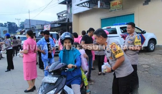 Berbagi dengan Sesama, Kapolres Sumba Barat Bagi Takjil di Hari Pertama Puasa Ramadhan