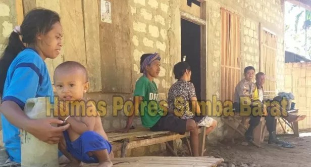 Ciptakan Lingkungan Kondusif,Bhabinkamtibmas Polsek Wewewa Menyapa Warga Dengan Imbauan