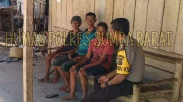 Personel Bhabinkamtibmas Polsek Loura Sambangi Warga Binaannya