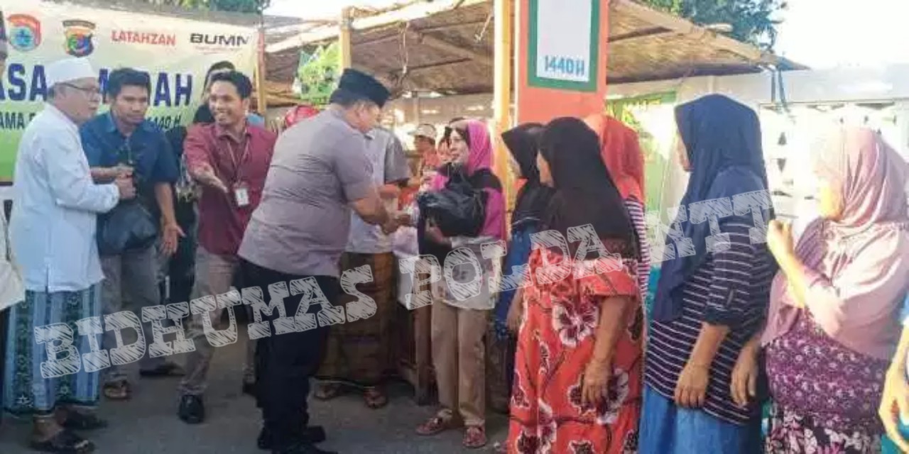 Pada Pembukaan Pasar Murah, Kapolres Sumba Timur Bantu Sembako Kepada 13 KK Yang Kurang Mampu