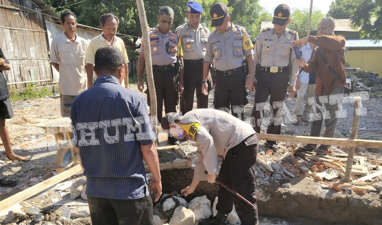 Kapolres Lembata Melakukan Peletakan Batu Pertama Rumah Dinas Untuk Polres Lembata