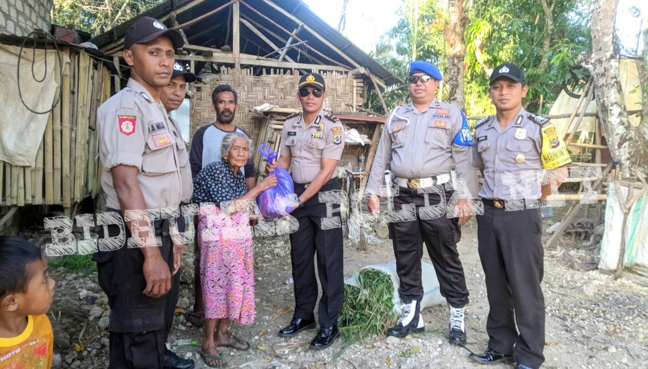 Peduli Pada Sesama, Personel Polsek Lewa Bagikan Sembako Gratis Kepada Warga Kurang Mampu