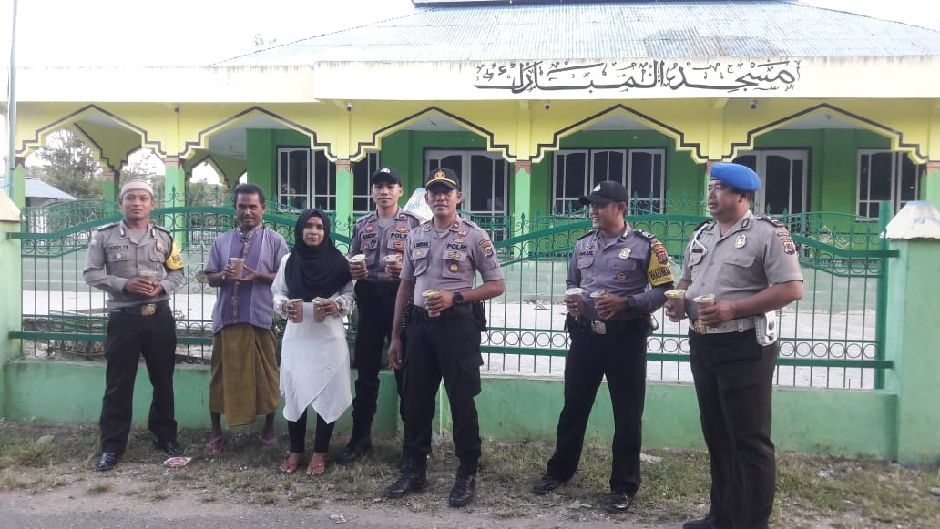 Polsek Lewa Berbagi Kasih di Bulan Ramadhan