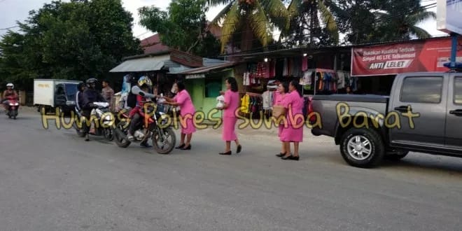 Bhayangkari Polres Sumba Barat Bagikan Takjil di Bulan Puasa