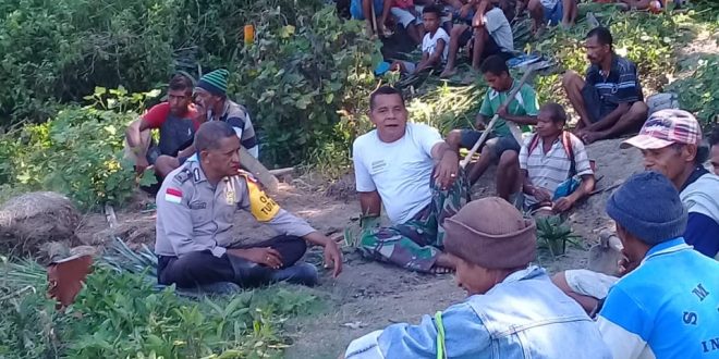 Bersama para Petani, Bripka Agus Bole bersikan saluran air