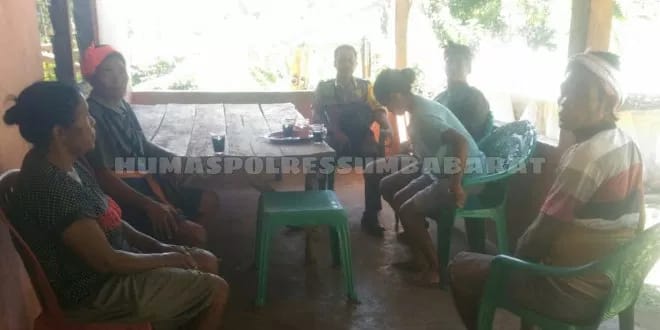 Brigpol Yakobus Lakukan Giat Sambangnya di Desa Weekombaka