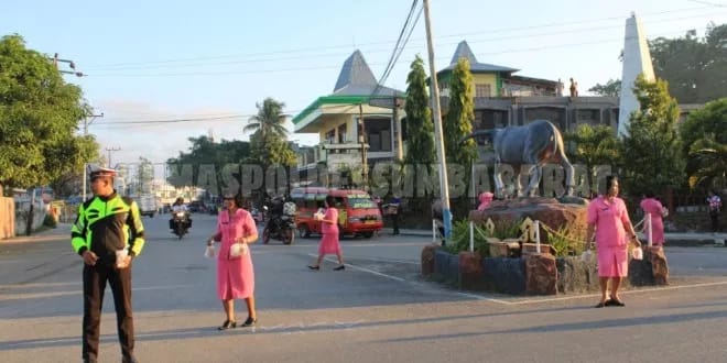 Jalin Kebersamaan Dengan Masyarakat, Personel Polres Sumba Barat Bagi Takjil