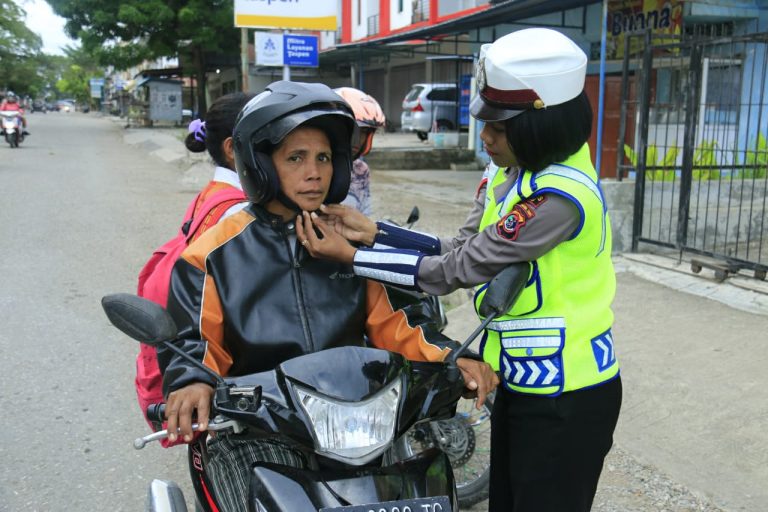 Satlantas Polres Belu Beri Imbaun Pada Pengendara di Seputaran Kota Atambua