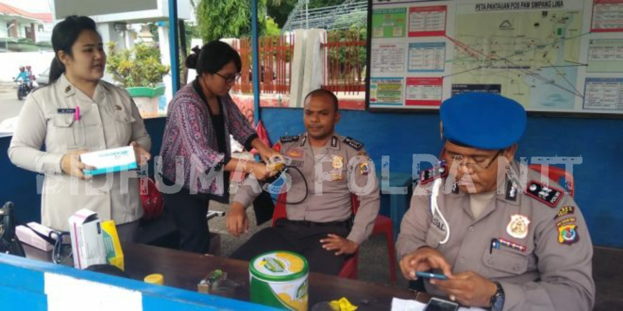 Dokes Polres Ende Lakukan Pemeriksaan Kesehatan Kepada Personel dan Para Pemudik