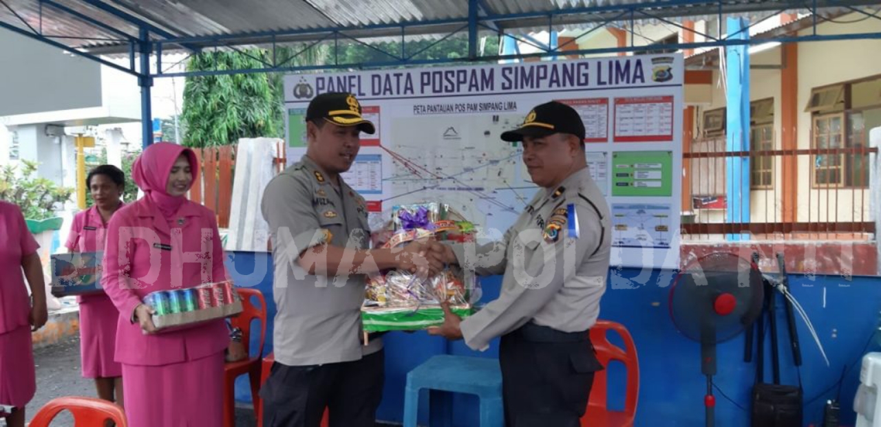 Kapolres Ende dan Ketua Bhayangkari Cabang Ende Bagikan Parsel Lebaran Kepada Personel yang bertugas di Pos Pam Lebaran