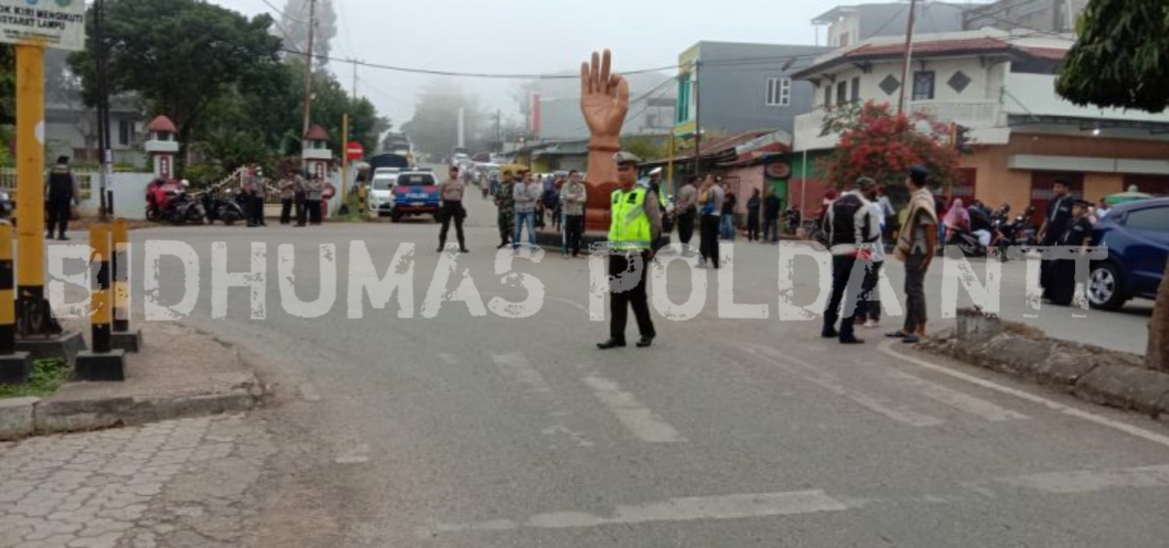 Polres TTS dan Kodim 1621 Lakukan Pengamanan Jalannya Sholat Idul Fitri 1440 H di Kota Soe  Personel