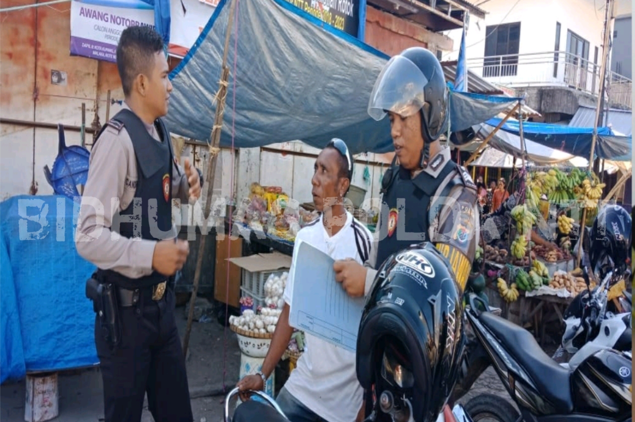 Quick Wins, Personel Ditsamapta Polda NTT Patroli dan Sambangi Juru Parkir di Pasar Kasih Naikoten