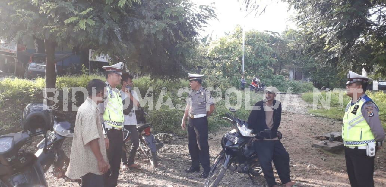 Ditlantas Polda NTT Beri Sosialisasi Dikmas Lantas Kepada Para Tukang Ojek dan Sopir