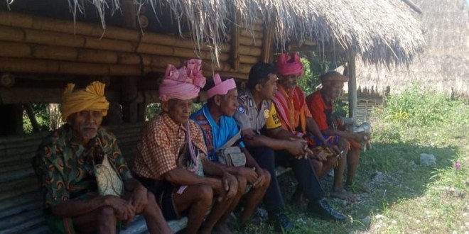 Bersama Tokoh Adat, Bhabinkamtibmas Ingin Wujudkan Lingkungan Yang Aman dan Nyaman