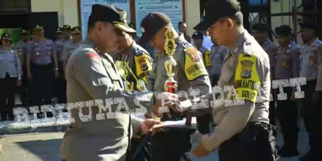 Kapolres Kupang Kota Serahkan Piala Kepada Tiga Personel Bhabinkamtibmas Pemenang Lomba Pidato