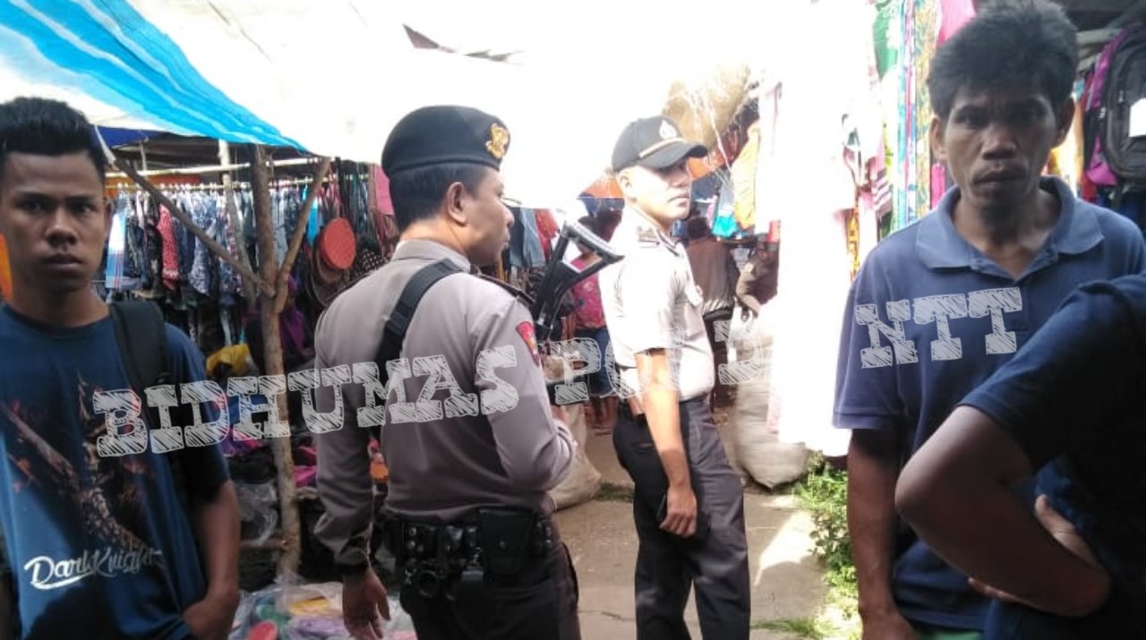 Jaga Kamtibmas Yang Aman di Wilayahnya, Personel Polsek Lewa Gelar Patroli Dialogis di Pasar Inpres Lewa