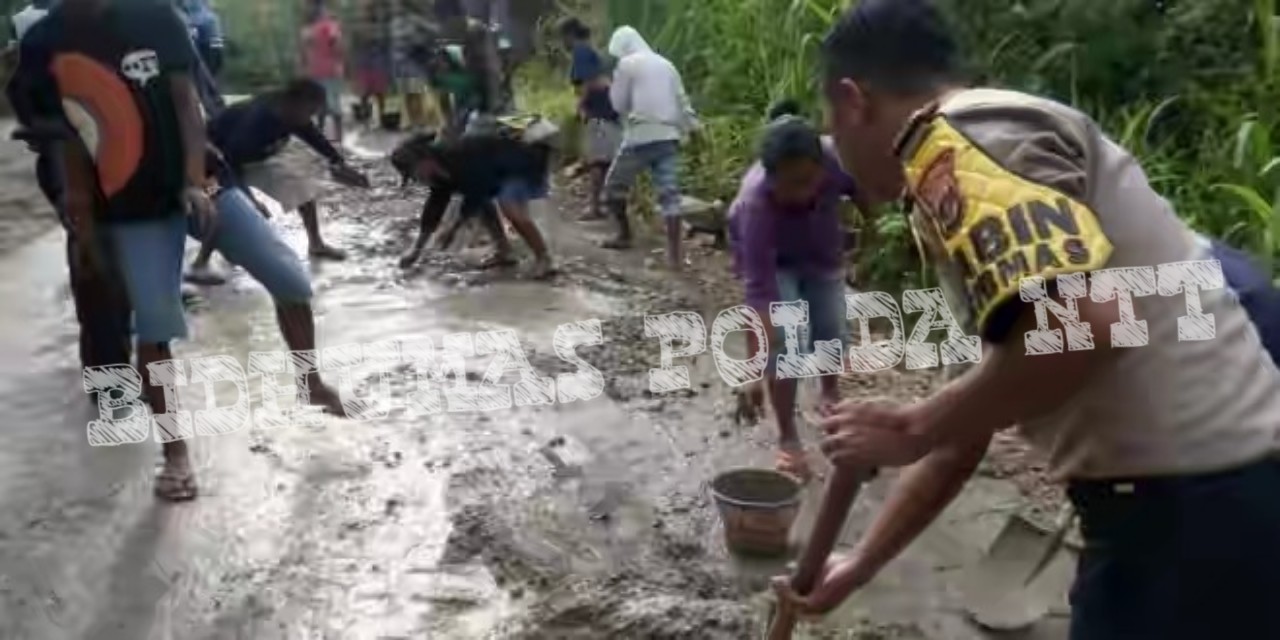 Sebagai Bentuk Kepedulian, Personel Bhabinkamtibmas Lamaknen Lakukan Bakti Sosial Bersama Warga Perbaikan Jalan Yang Rusak