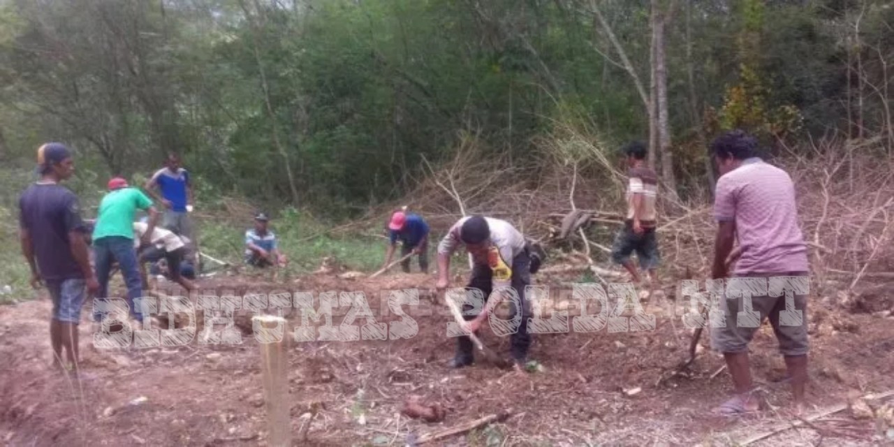 Dukung Program Pemerintah Dalam Pembangunan Rumah Mandiri, Personel Bhabinkamtibmas Polsek Umbu Ratu Nggay Rutin Membantu Warga Binaannya