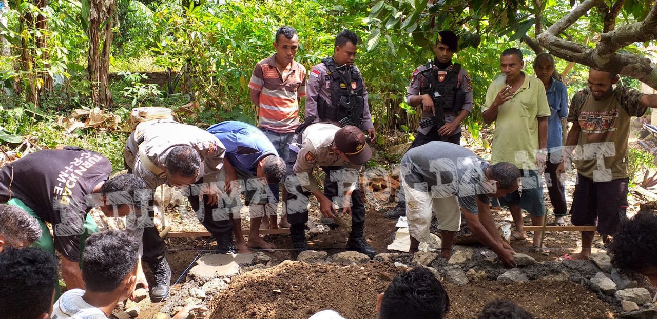 Peduli Pada Sesama, Personel Polres Sikka BKO Polres Flotim Gotong Royong Bangun Makam Korban SO