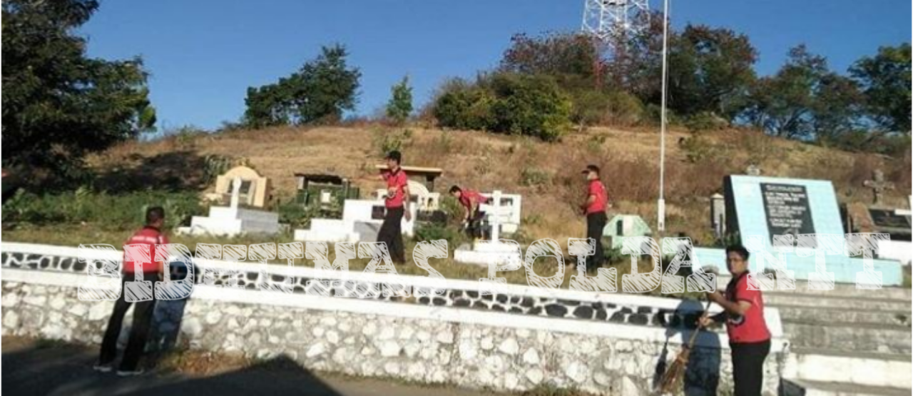 Peringati Hari Lingkungan Hidup Sedunia, Personel Polsek Kewapante dan Polsek Nelle Gelar Bersih Tempat Pemakaman Umum Iligetang