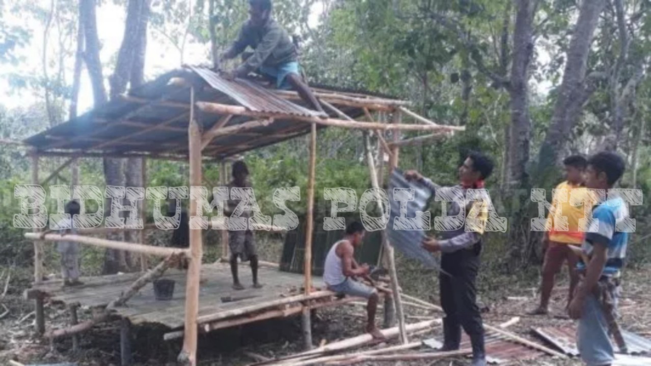 Wujudkan Situasi Aman dan Nyaman di Wilayahnya, Personel Bhabinkamtibmas Polsek Loli Bersama Warga Bangun Pos Kamling