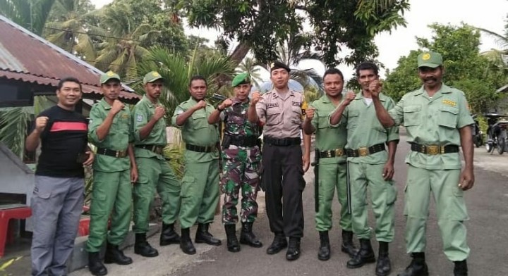 Personel Bhabinkamtibmas Desa Nelle Wutung Ajak Linmas Bersinergi Jaga Pesta Sambut Baru