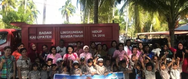 Aksi Murid TK Bhayangkari Sumba Timur Bersihkan Pantai Walakiri