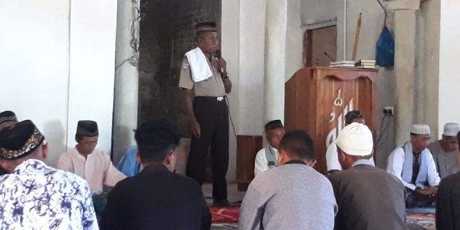 Kasat Binmas Polres Flotim Berikan Himbauan Kamtibmas Usai Sholat Jumat Berjama’ah di Daerah Konflik