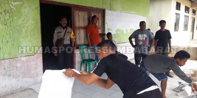 Brigpol Frengky Kawal Proses Distribusi Bansos ‘Rastra’ untuk 460 KK