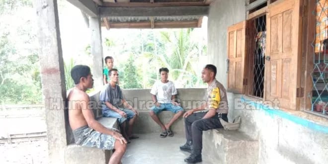 Pelihara Kamtibmas Bhabinkamtibmas Polsek Wejewa Barat Sambang Warga