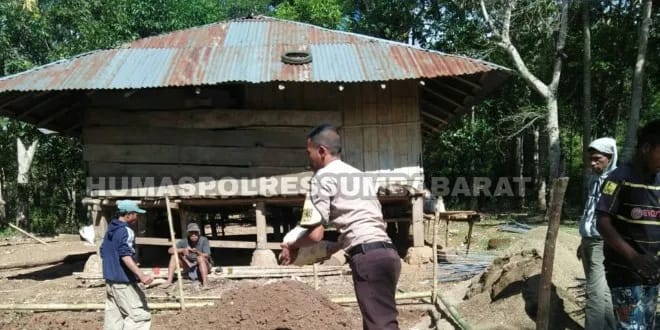 Turun Langsung, Brigpol Kumanireng Bantu Proses Pembangunan Rumah Mandiri