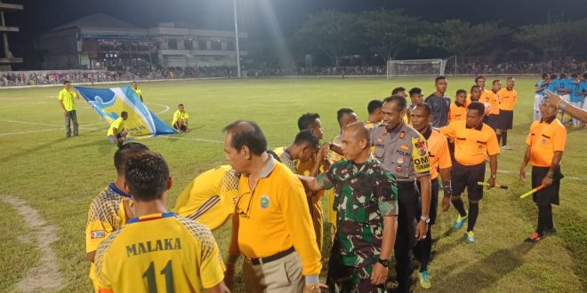 Wakili Kapolres Belu, Kabag Sumda Hadiri Pertandingan Uji Coba dan Pemberkatan Lapangan Umum Betun