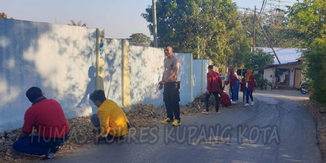 Peduli Lingkungan, Bripka Arry Manu Bersama Kelurahan Bakunase dan Mahasiswa Laksanakan Bakti Sosial Bersama