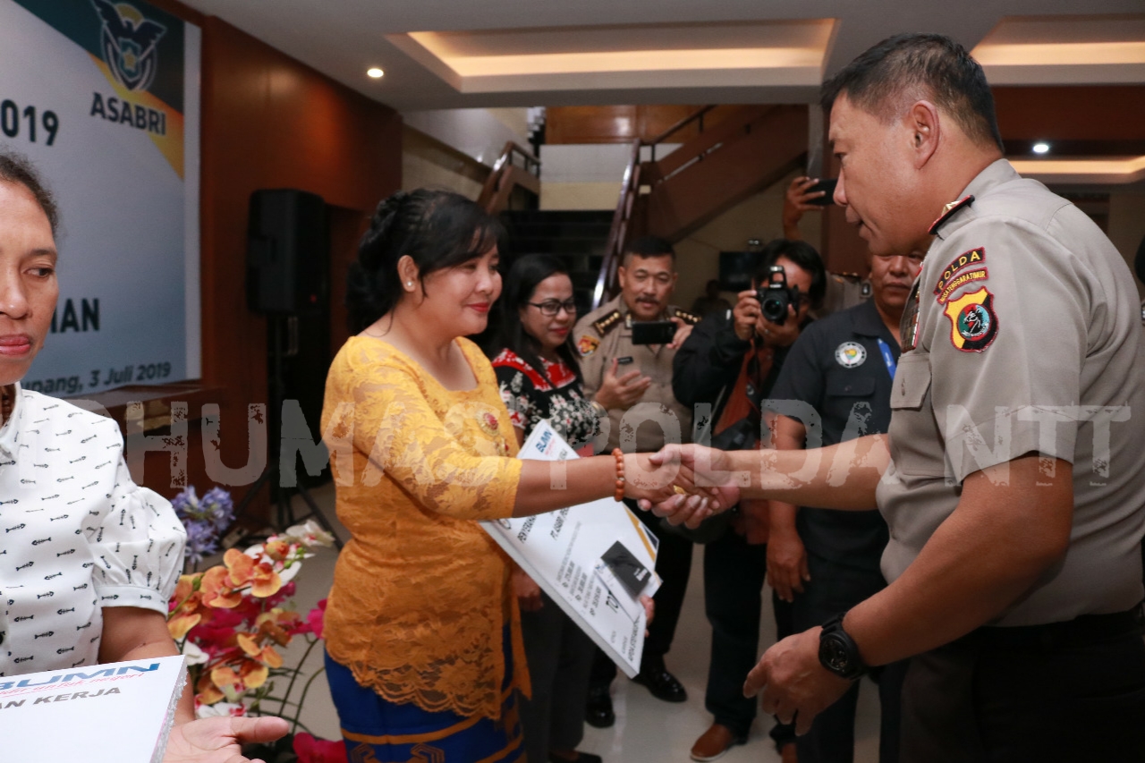 Gugur Saat Mengamankan Pemilu 2019, Tiga Personel Polda NTT Mendapatkan Kenaikan Pangkat dan Santunan