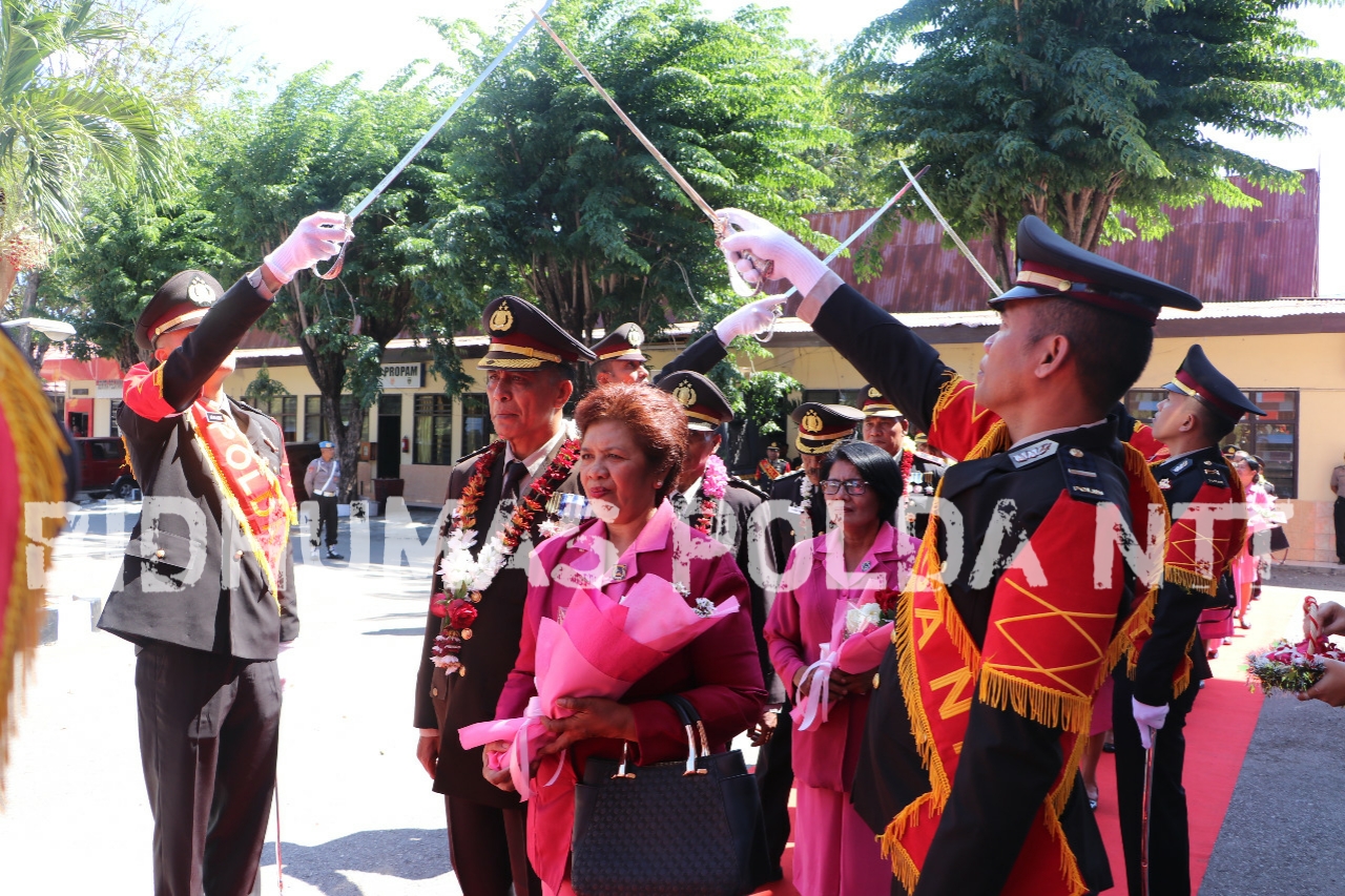 Puncak Rangkaian Hari Bhayangkara ke -73, Polda NTT Melepas 16 Personel dan Dua ASN Polri yang Purna Tugas