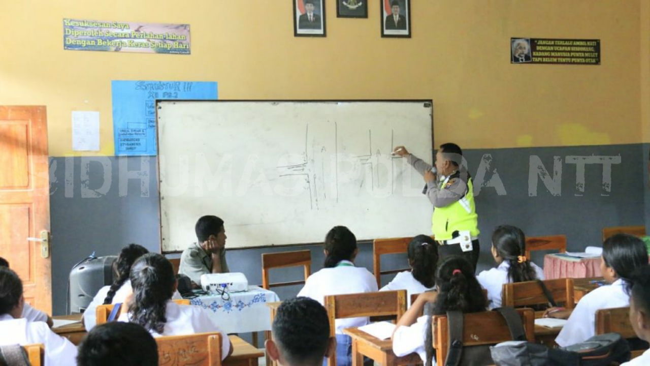 Unit Dikyasa Sat Lantas Polres Belu Sambangi SMA Stela Gracia Atambua