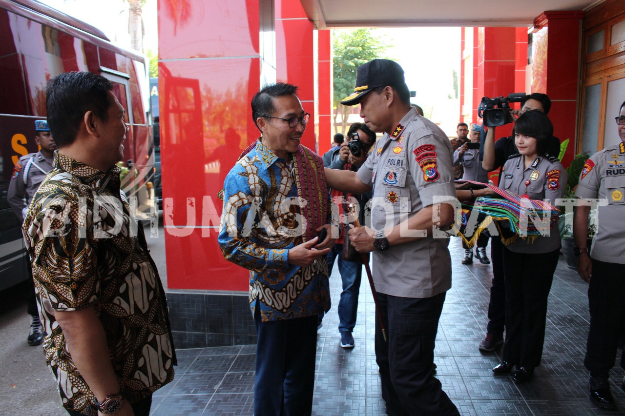 Sambangi Mapolda NTT, Tim Komisi III DPR RI Disambut Langsung oleh Kapolda NTT