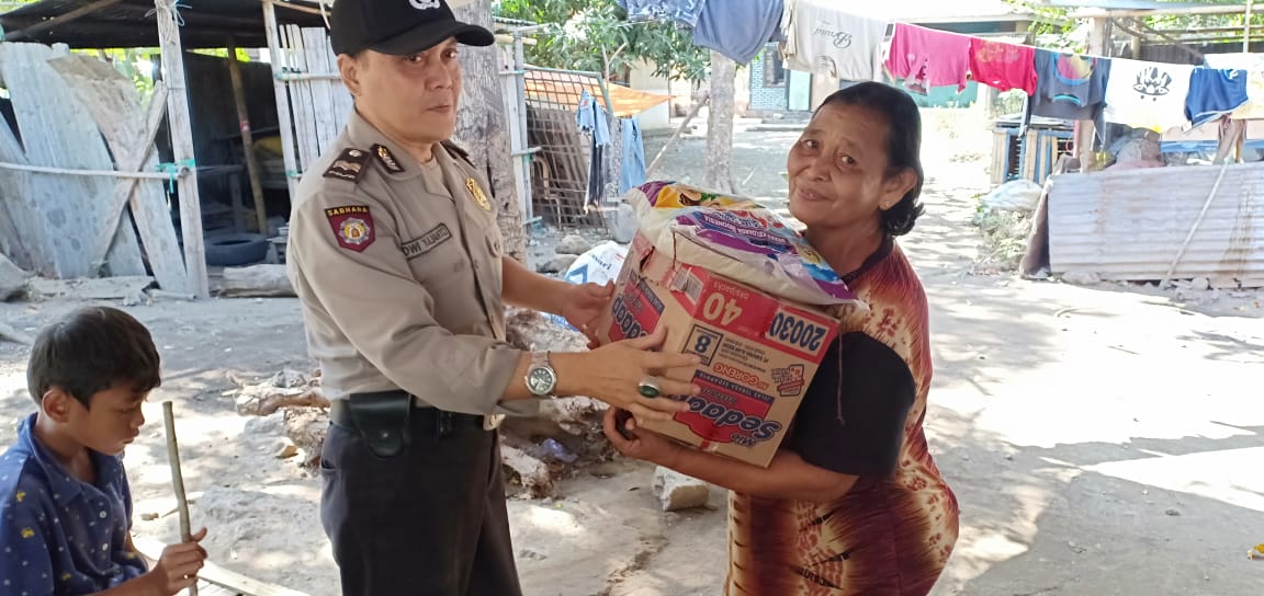 Bagren Polres Sikka Beri Bantuan Sembako Gratis Kepada Seorang Warakawuri