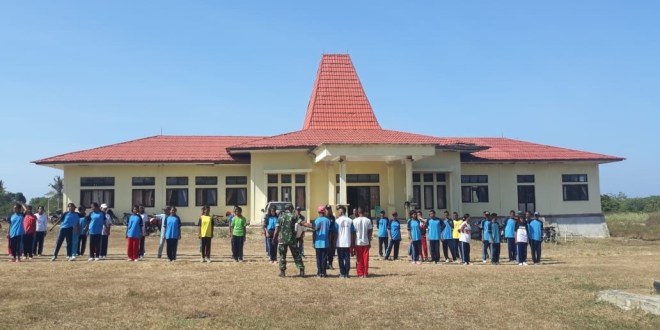 Sambut HUT RI ke 74, Bripda Assyahrun dan Serda Laode Latih 70 Paskibraka